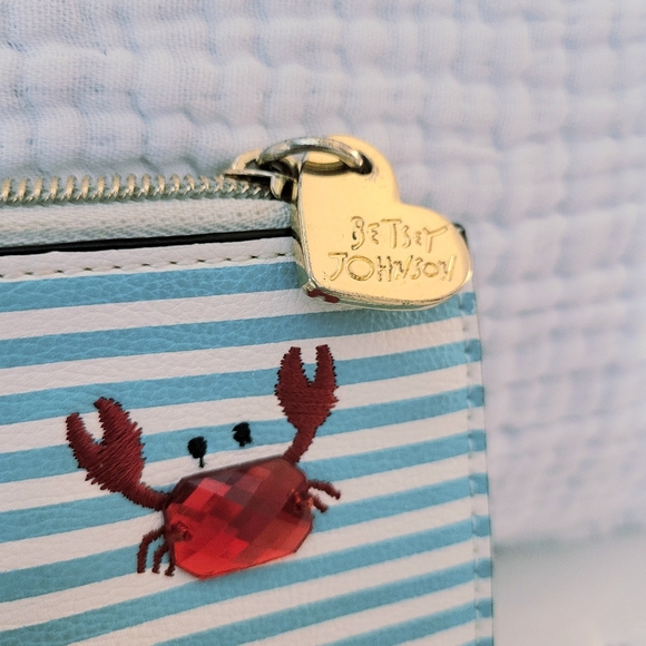🎉Betsey Johnson Crab Striped Wristlet 🎉 DESIGNER CLEARANCE DEAL - Picture 4 of 13